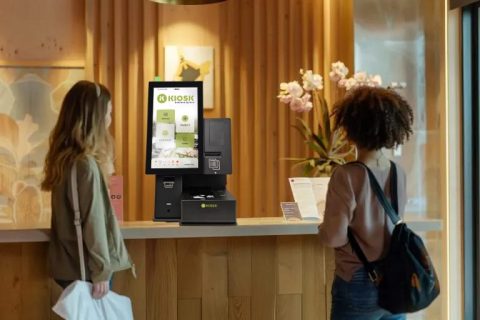 Self Check-in Hotel an einem Tresen mit Gästen