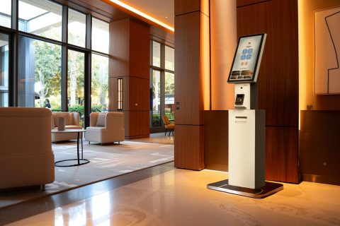 Self Check-in Terminal in einer Hotel Lobby